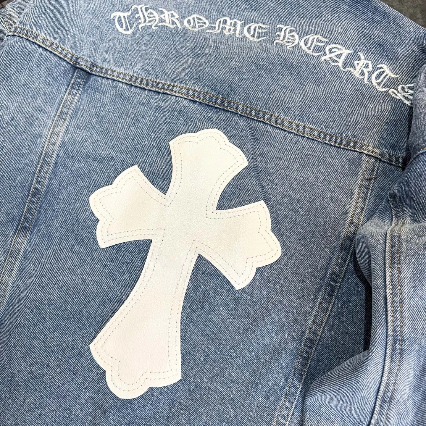 P270 Chrome/Hearts Chrome/Hearts Sanskrit embroidered cross-paved leather denim jacket. The whole piece of clothing is really heavy-duty. It is made of denim denim imported from Japan. It is washed after the finished product. The loss rate is very high. The overall distressed craftsmanship has a stylish upper body. The classic Sanskrit embroidery design on the back. The Behringer embroidery machine is precise and three-dimensional because of the old craftsmanship. From the hardware to the three labels, all molds are re-opened and made to order. 100% restored craftsmanship. Including the silver thread anti-counterfeiting, all are redone this year. All cross leathers are laser aligned. The leather difference is definitely not the same as the super fiber leather on the market. It uses this year’s new sheep leather. The finished embroidery guarantees the overall quality❗️ Color: light blue Size: S M L XL